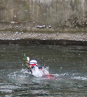 Schwimmer holten das Kreuz zurück aus der 4 Grad kalten Isar (Foto: Martin Schmitz)